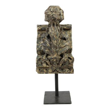 Houten ornament bewerkt op standaard