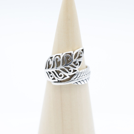 Ring zilver Mt. 8/57 Veer en bloem RB136