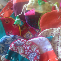 Sieraden zakjes 10x, assorti, handgemaakt van restjes stof.